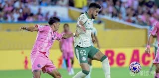 大谷翔平在 2024 年常规赛最后一战结束后，向看台深深鞠躬长达一分钟